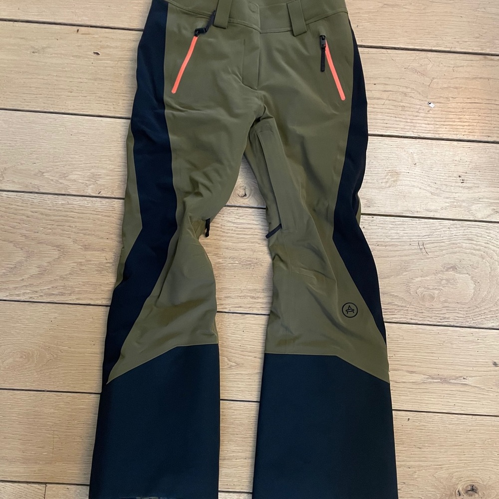 Aether women’s Stealth Ski/Snowboard pants - small